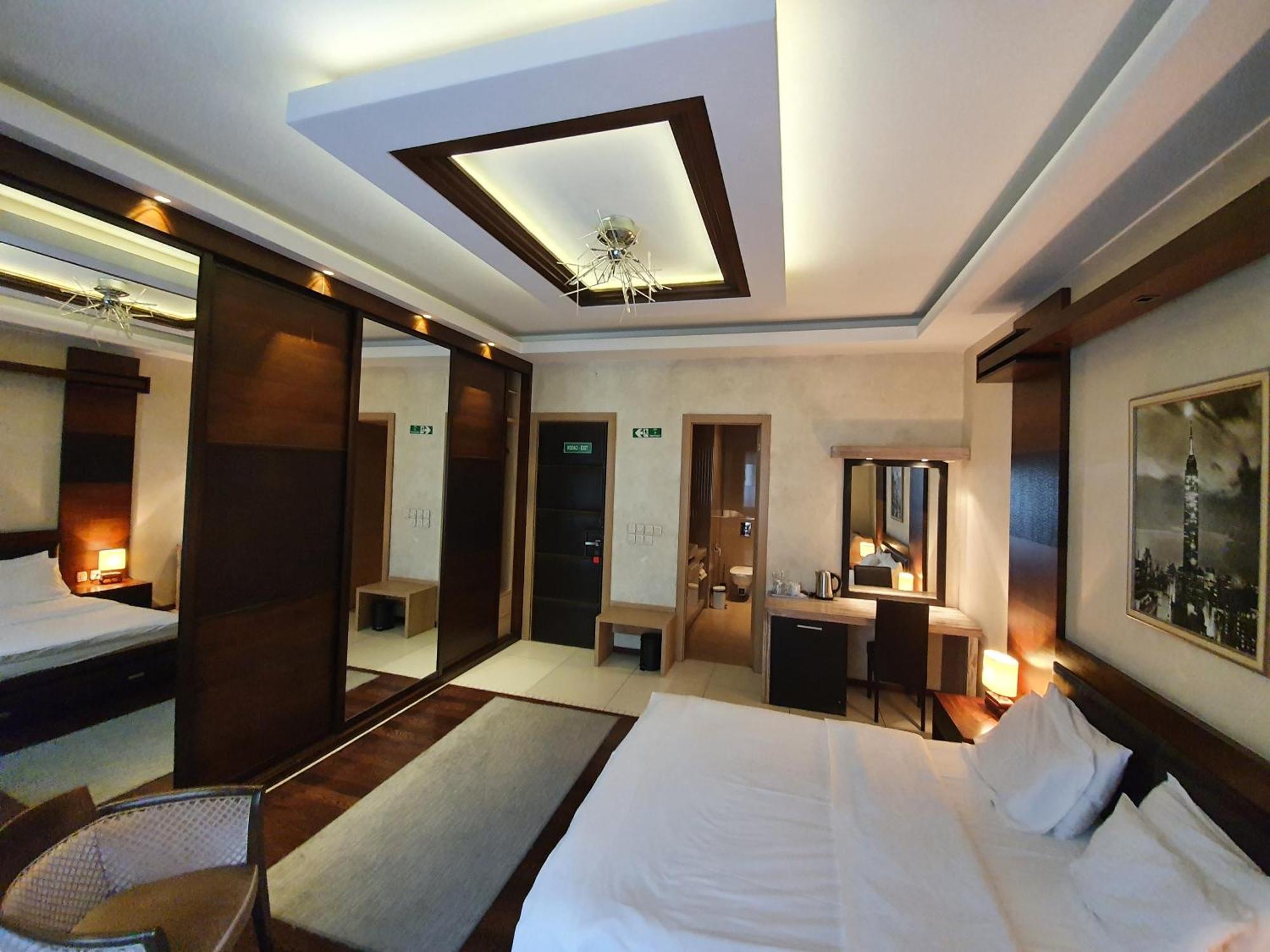 Privilege Suites By Central Park Beograd Bagian luar foto